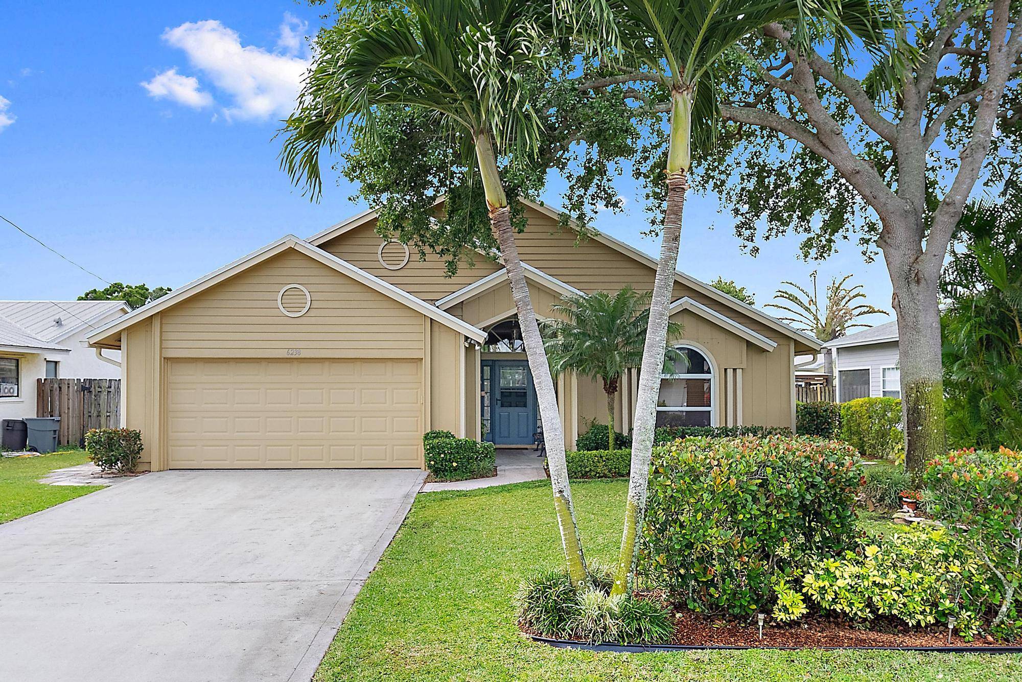 Spacious 3 Bed, 2 Bath Home in Jupiter with a Brand New 2025 Roof !