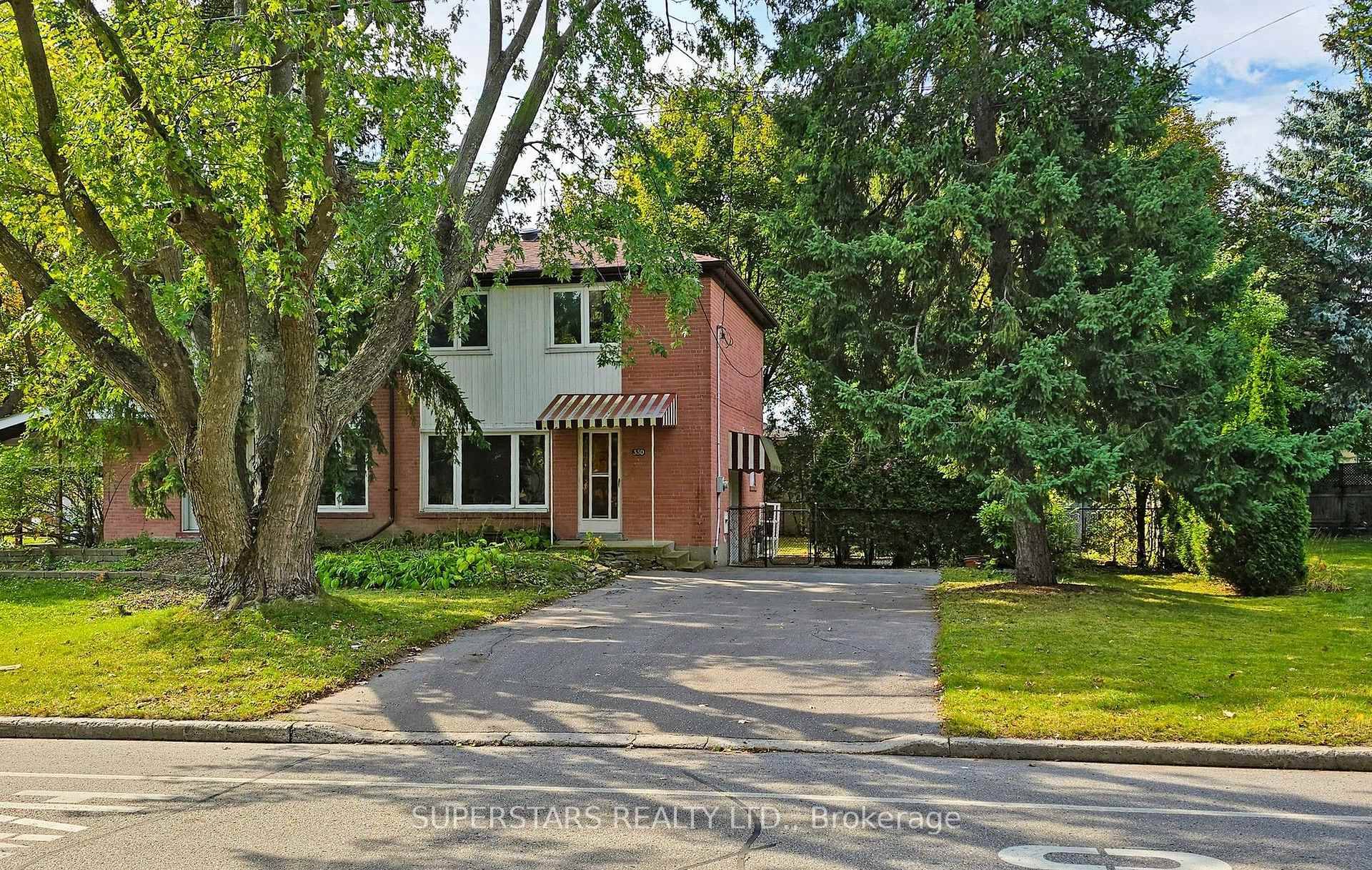 Charming amp ; Spacious 3 Bedrooms, 2 Full Bathrooms, with private ensuite laundry washer and dryer Semi Detached in Prime Richmond Hill with newly installed sod in the backyard !
