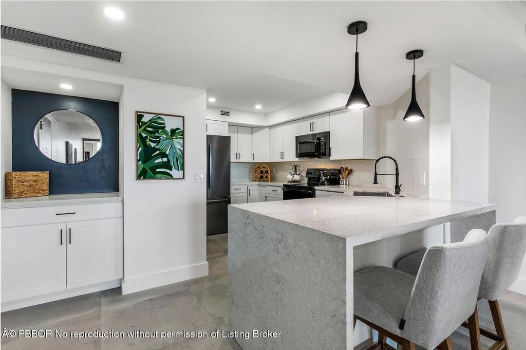 Wonderful 2 bedroom, 2 bath, renovated apartment with great views !