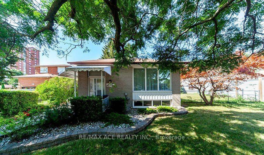 Available November 1st, Beautiful 3 bedroom, 1 bath on Main floor Located near Midland amp ; Eglinton.