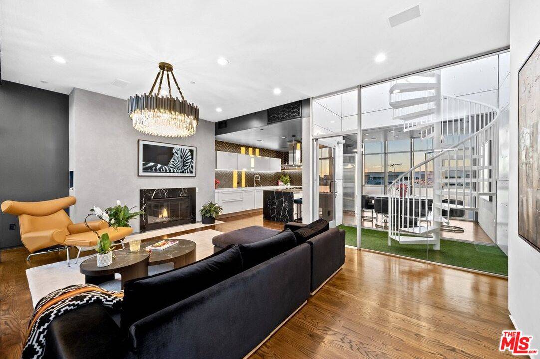 825 N Kings Rd 2BR Sunset Strip La