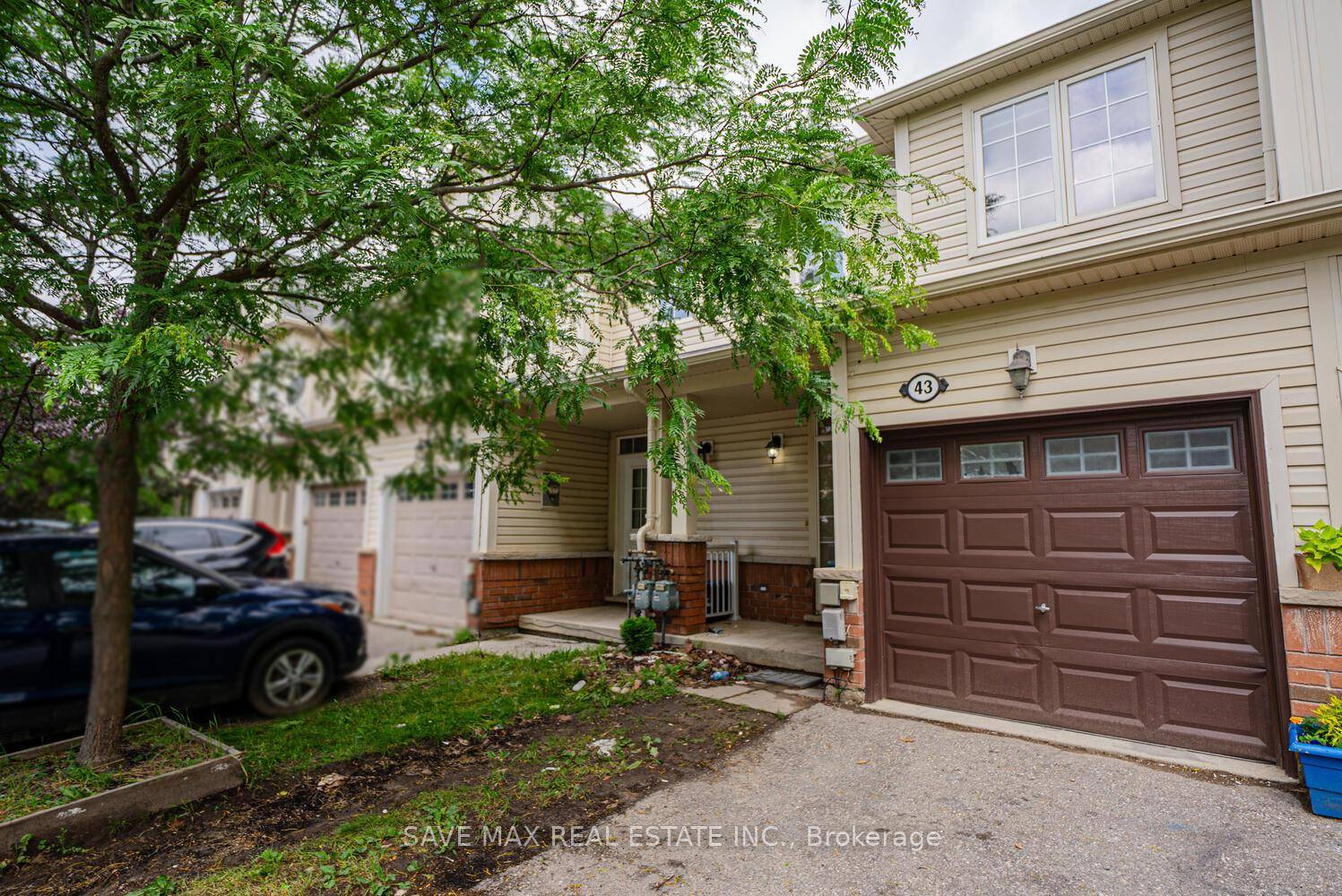 Beautifully renovated 3 bedroom, 3 washroom townhome in the highly sought after West Brant community !