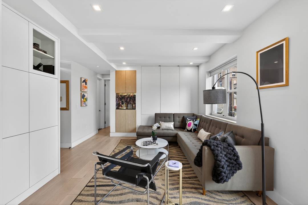 Perched atop a classic Upper West Side building on West 87th Street between West End Avenue and Riverside Drive, this beautifully renovated penthouse offers a rare combination of refined design, ...