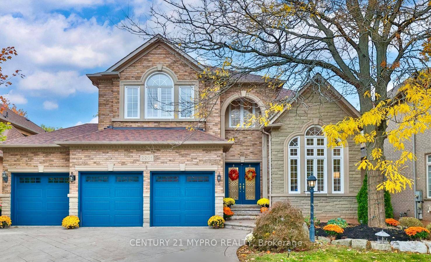 Stunning Joshua Creek Home with Pool amp ; Ravine ViewExperience luxury living in this exquisite, custom built family home located in the heart of Oakville's prestigious Joshua Creek.