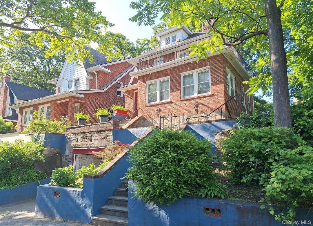 This Colonial Style Home Features 3 Bedrooms, Full Bath, Formal Dining Room, Eat In Kitchen amp ; 1 Car Garage.