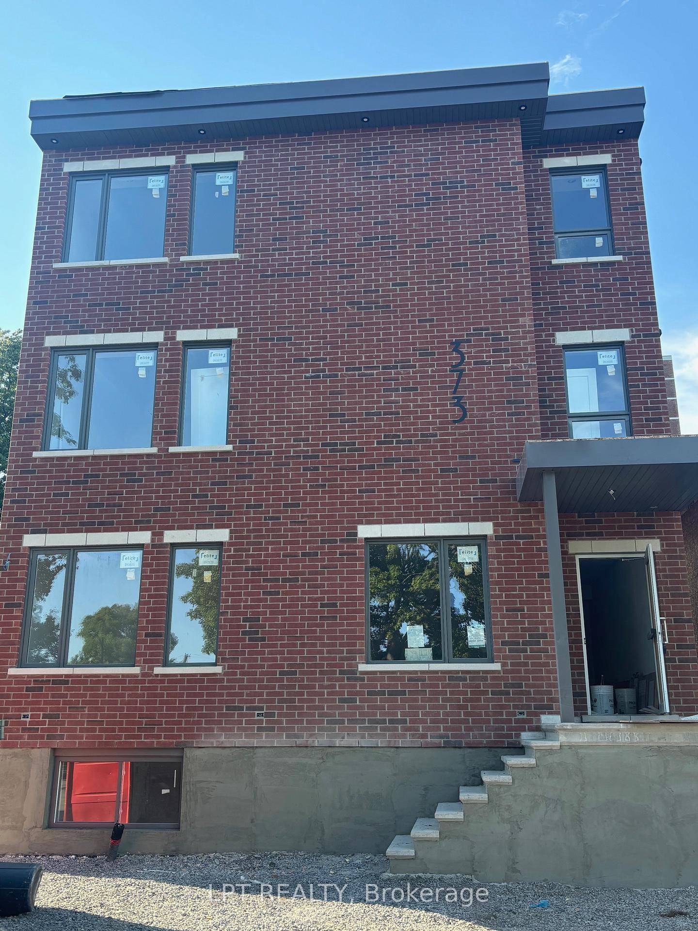 Brand New Stunning 2 bedroom Apartment Steps from Beechwood Village.