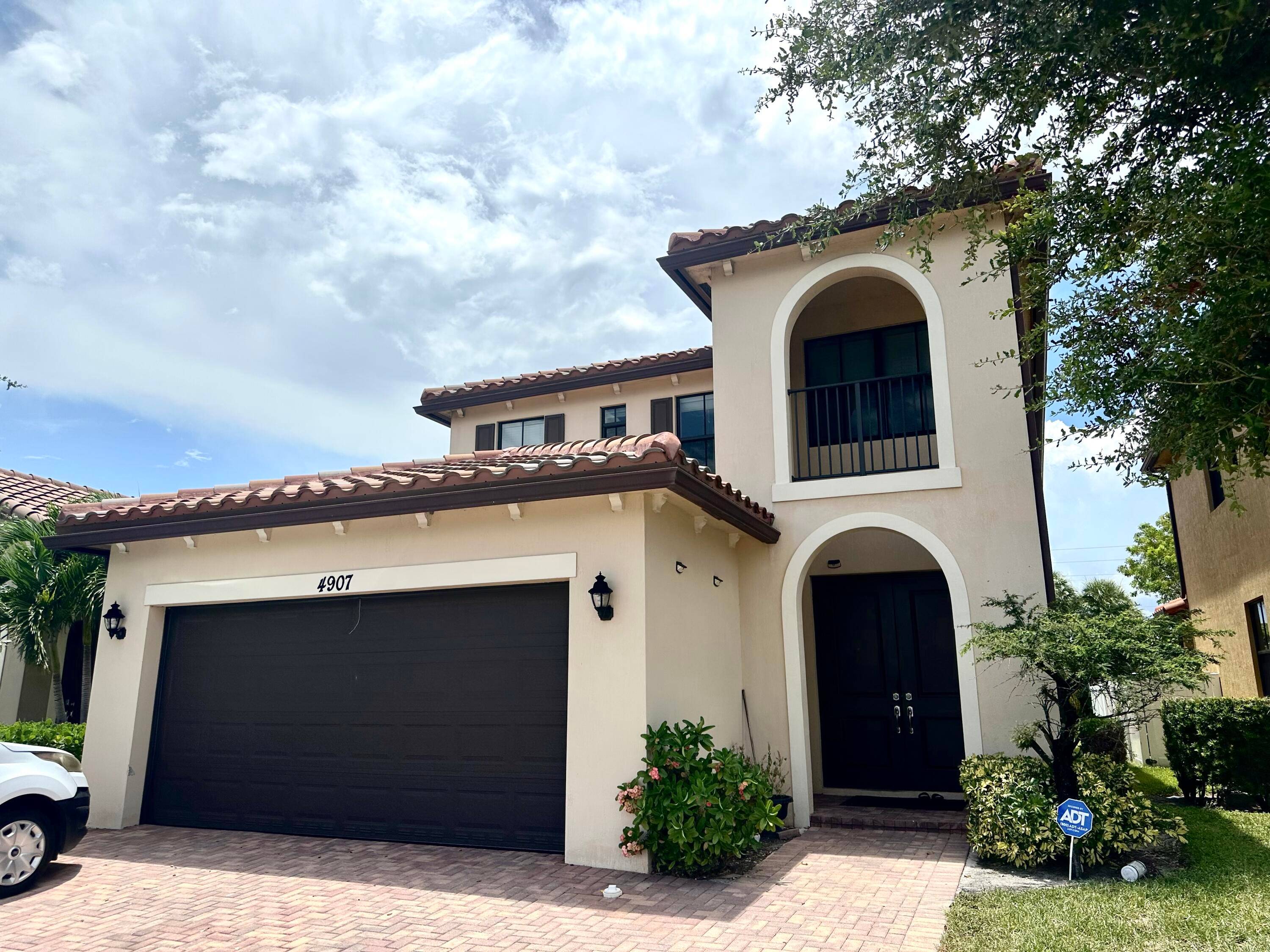 This east facing home is the stately Greyton model, and features 4 bedrooms and 4 bathrooms spread over two spacious floors.