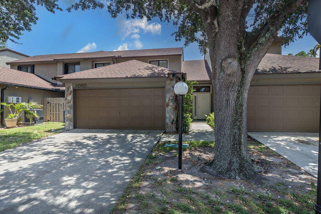 Beautiful Updated Townhome In The Heart Of Palm Beach Gardens !