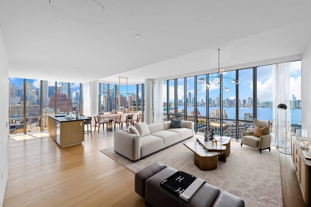 Stunning Renzo Piano Penthouse with Towering Hudson River and City Views Welcome to this penthouse with key locked elevator access and breathtaking views of Lower Manhattan and the Hudson River.