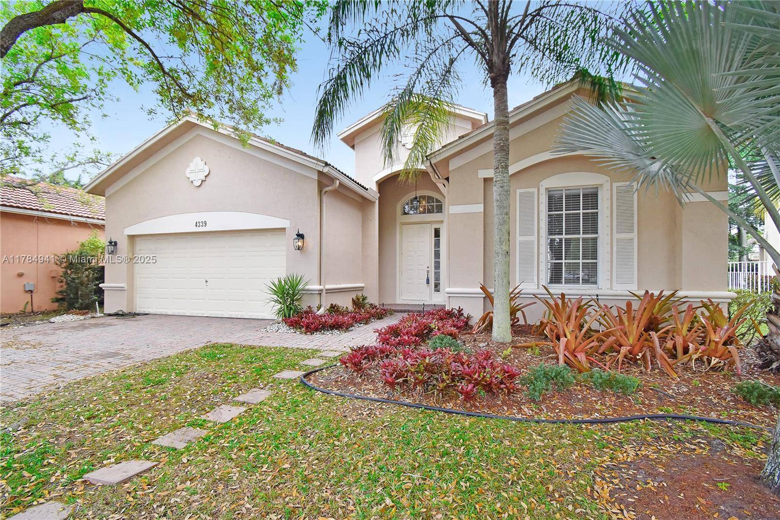 Great ONE STORY 4 Bedroom, 3 Bathrooms in the guarded gated community of Isles At Weston.
