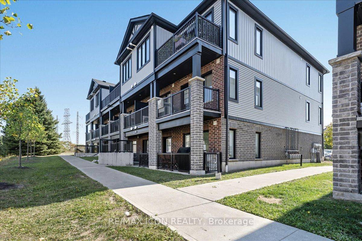 Charming Bungalow Style Condo Townhouse in the Sought After Huron Neighborhood !