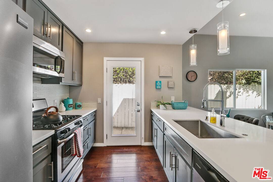 811  N West Knoll Dr 2.0 Sunset Strip LA