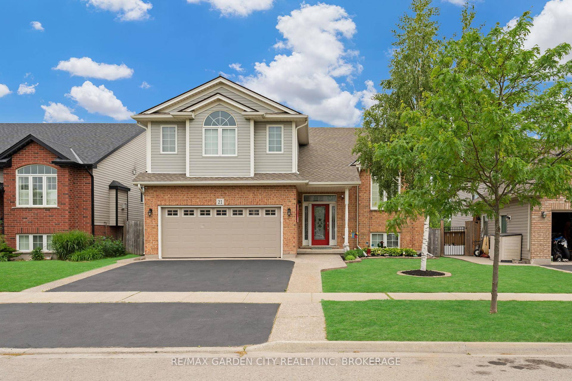 Fabulous Family Sized Raised Bungalow Loft in a Great Neighbourhood.