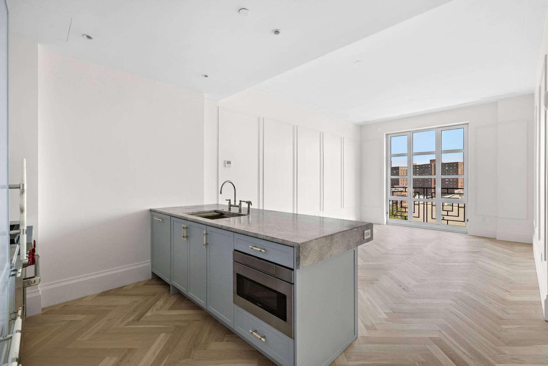 Experience modern luxury living in 8D, a pristine one bedroom, one bathroom apartment beautifully situated in Gramercy Park, an iconic neighborhood celebrated for its vibrant atmosphere and lush green spaces.