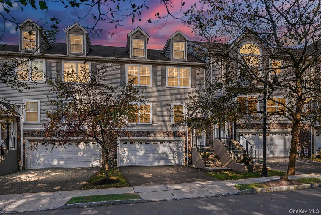 Stunning and completely undated !