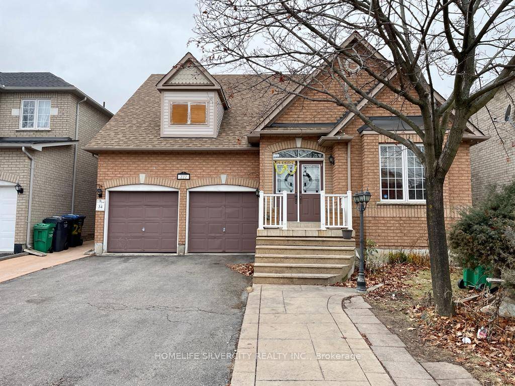 Beautiful Clean 3 Bedroom Spacious Detached with 3 Washrooms, 2 Minutes Walking Distance to Freshco, Shoppers Drug Mart, Bank, Bus Stop, Gym, Doctor's office, Tim Hortons, School and lots of ...