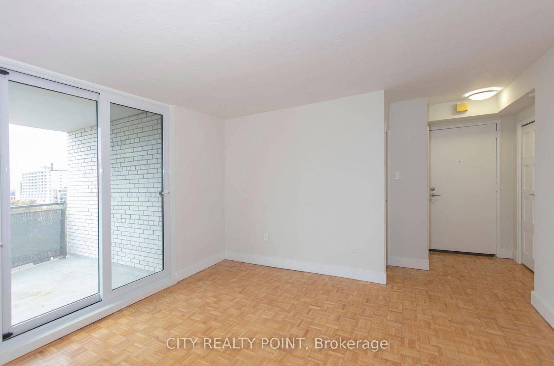 ONE MONTH FREE RENT ! Stunning Bachelor Studio Retreat in the Heart of The Annex !