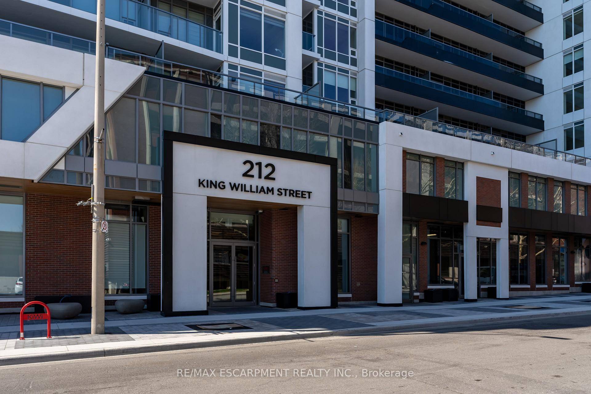Beautiful, newly constructed condominium in walkable downtown Hamilton close to amenities.