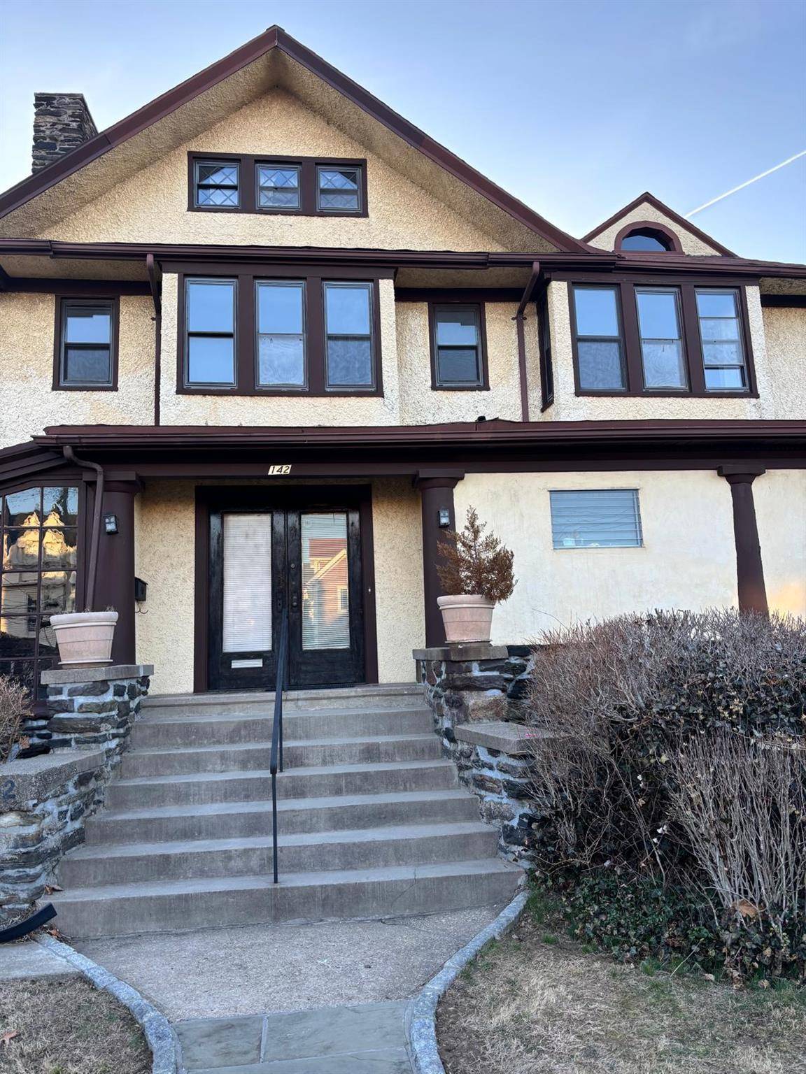 Huge majestic tow family home located in prime Mount Vernon location.