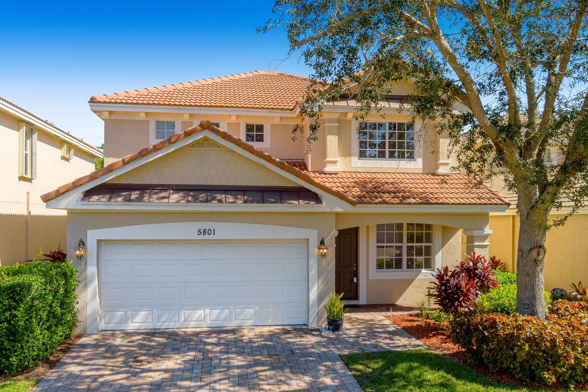 Three bedroom plus loft, 2 1 2 bath in The Oaks of Hobe Sound.