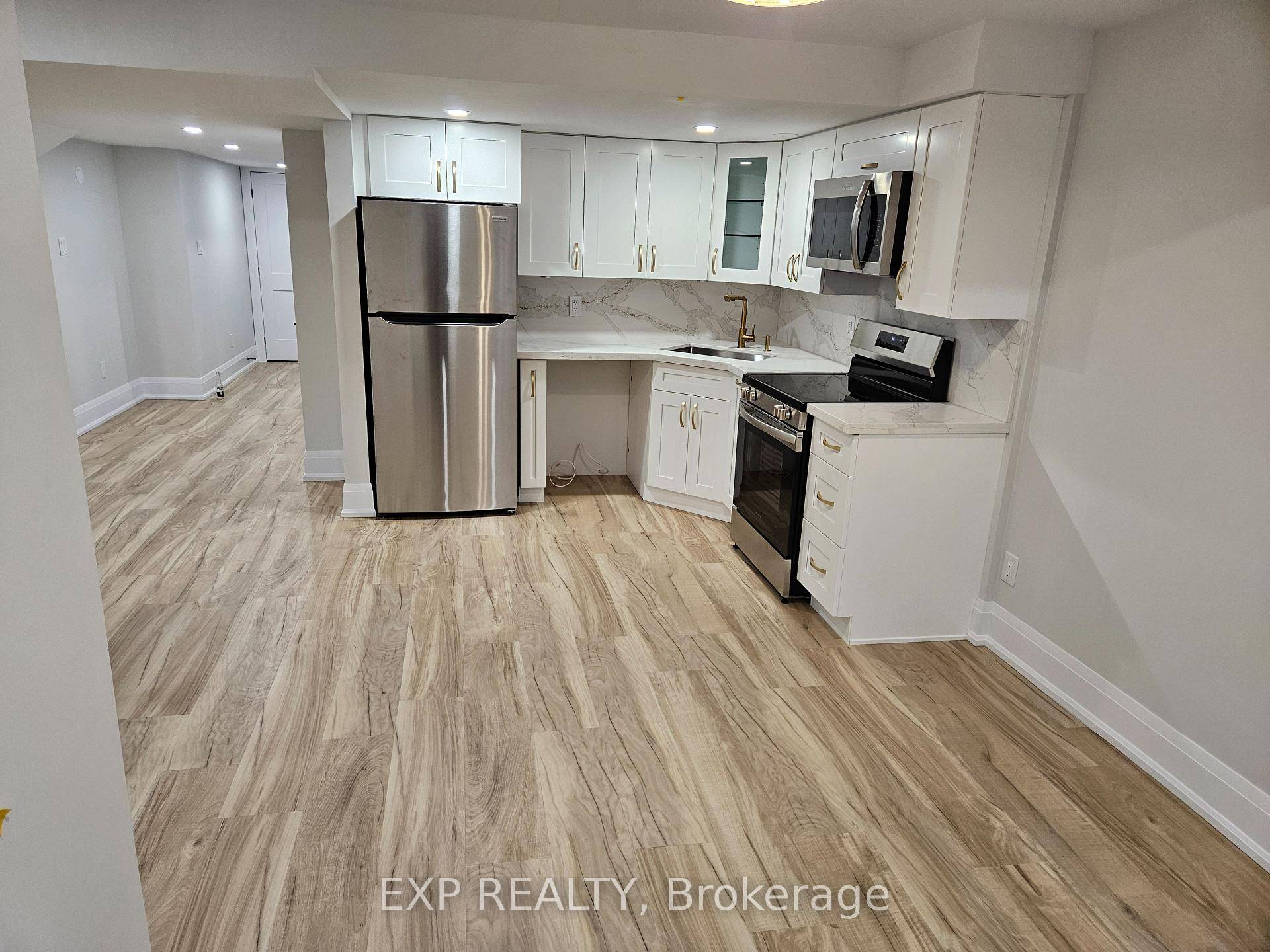 Newly Updated Luxurious dwelling in a Prestigious Oakville Neighbourhood Welcome to 3331 Whilabout Terrace, where luxury meets convenience in one of Oakvilles most sought after and prestigious neighborhoods !