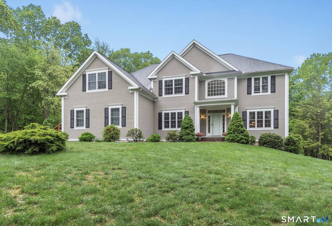 Spacious and private colonial for rent in Simsbury !