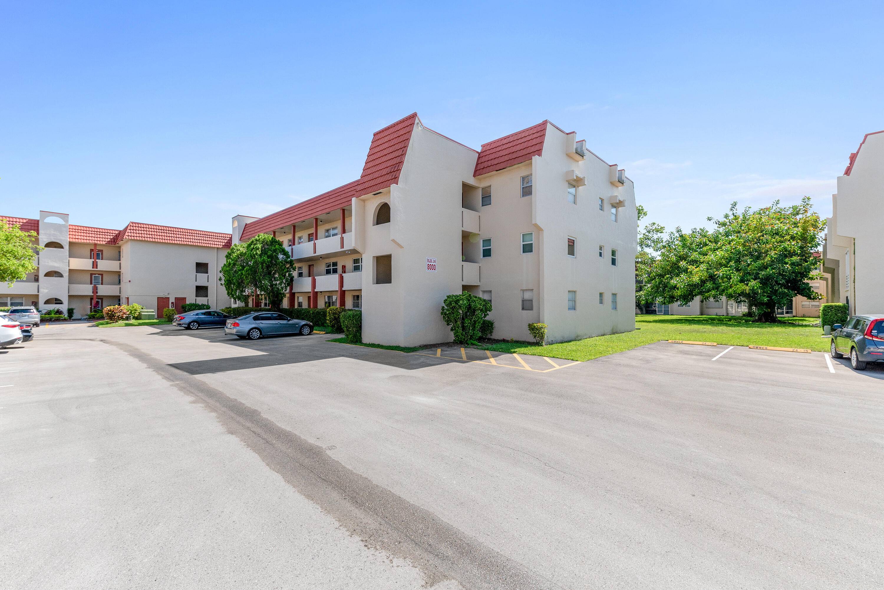 Fully renovated 2BR 2BA condo in Sunrise Lakes Phase 1, a 55 community.
