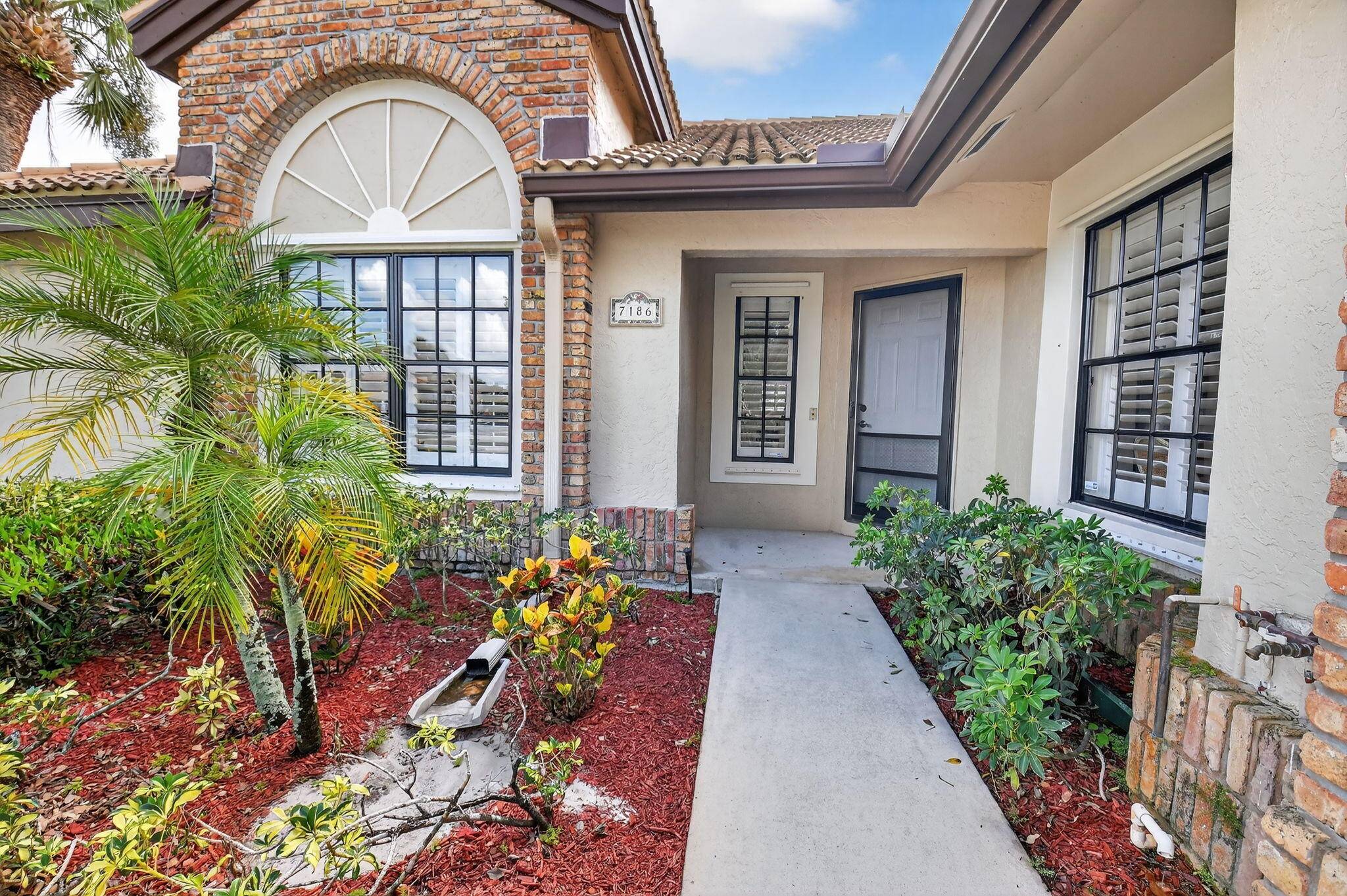 Charming Lakeview home in Aberdeen Country Club.