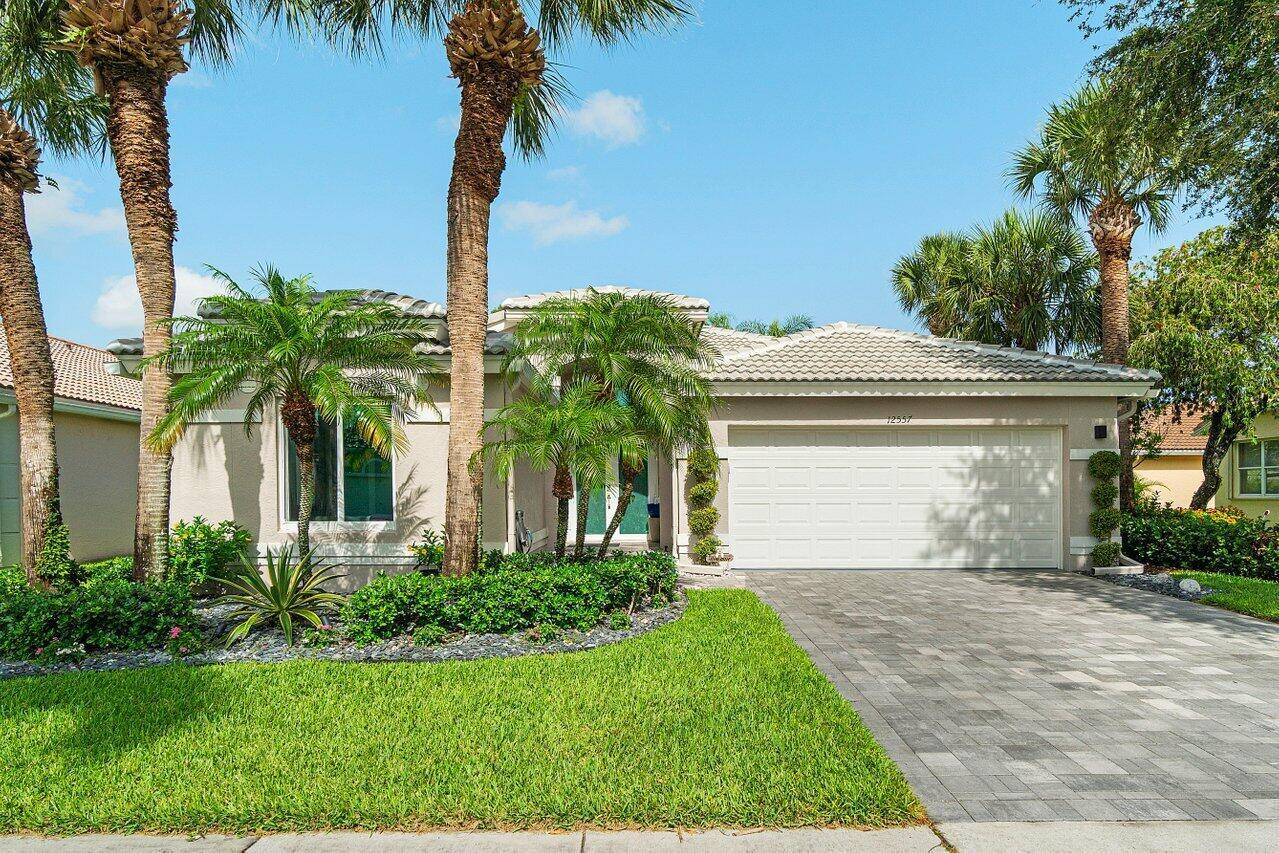 ''Put your clothes away, and go swimming at the Clubhouse''Completly remodeled Contemporary 3 2 in Regency Cove North inhighly demanded Coral Lakes, great location, less than a mile from DelrayBeach ...