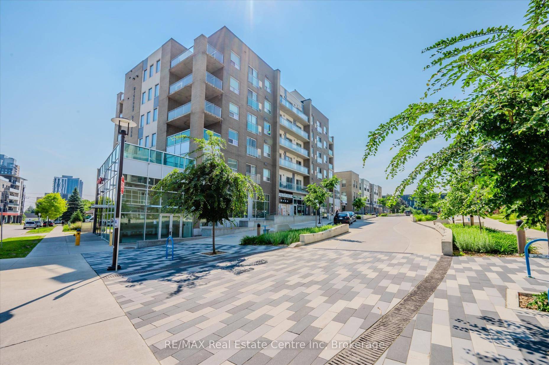 Welcome to F515 275 Larch Street, a modern and luxurious 1 bedroom, 1 bathroom condo located in the heart of Waterloos university district !