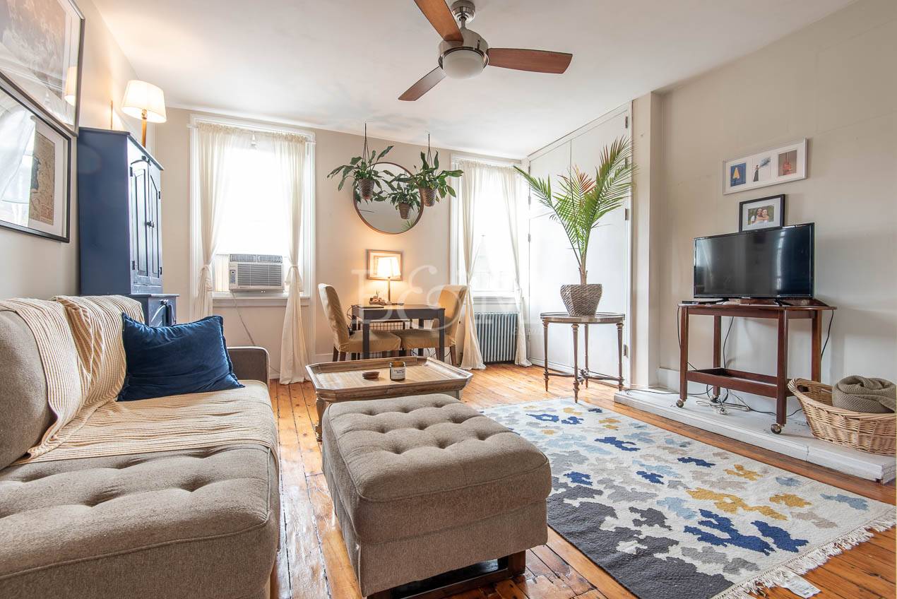 This charming 1. 5 bedroom home is in the heart of Williamsburg's Northside, positioned on North 8th Street between Bedford Avenue and Berry Street.