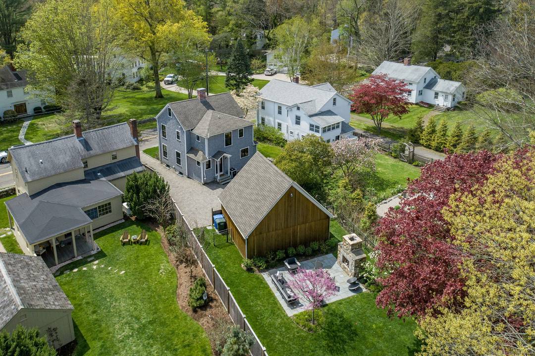 Enjoy the best weeks of summer in Madison in this exceptional, academic rental !