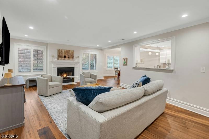 NOT TO BE MISSED SOUGHT AFTER SUTTON WOODS TOWNHOME !