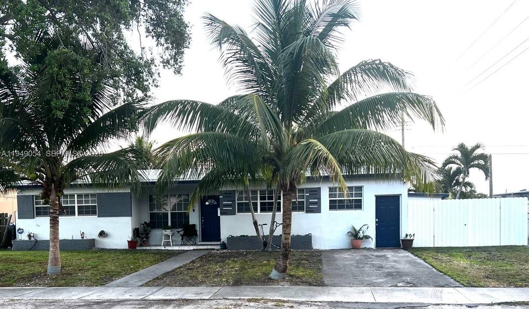 Don t miss this great investment opportunity or spacious single family home featuring 5 bedrooms and 4 bathrooms.