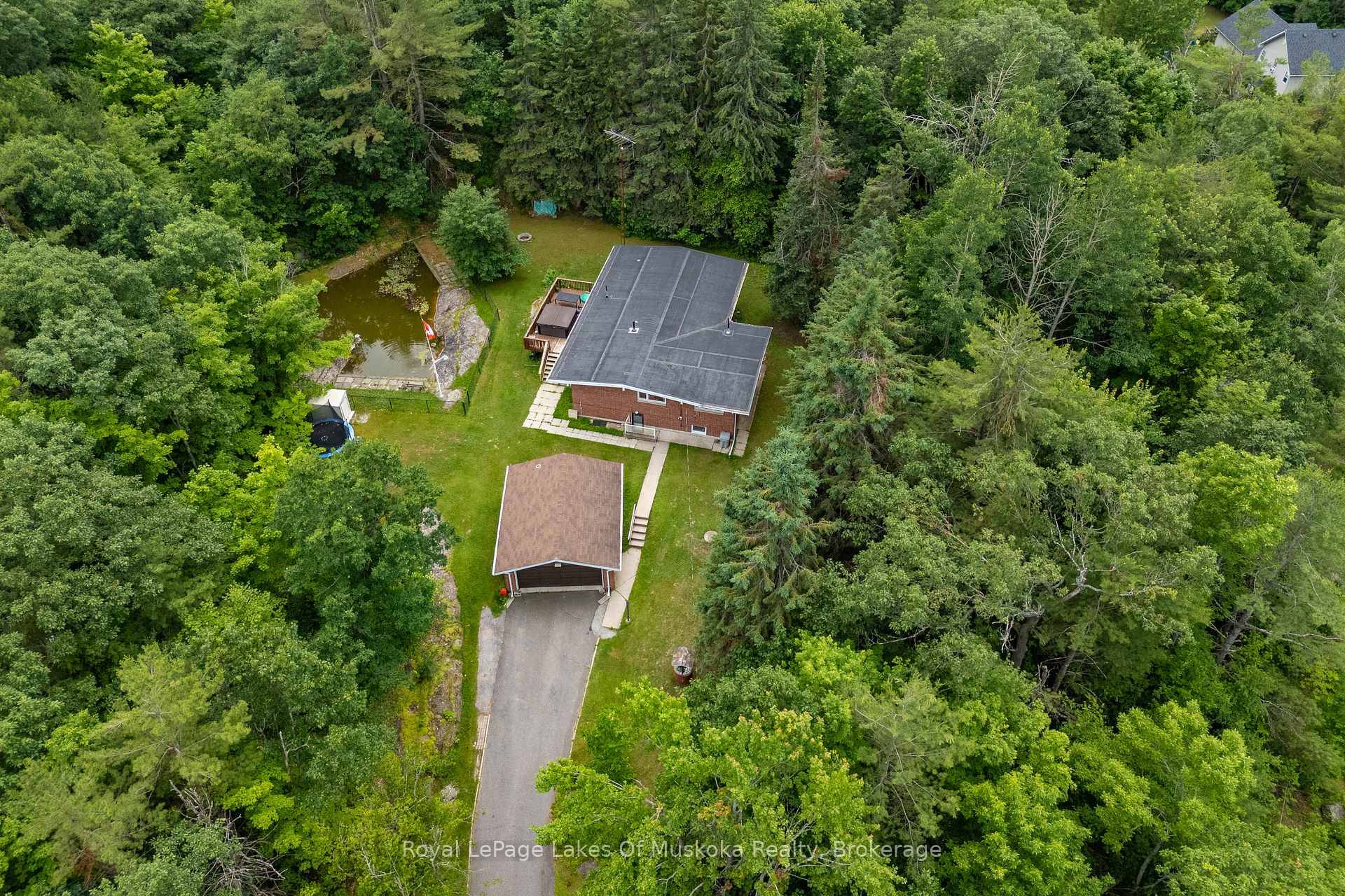 Don't hesitate to come and view this great Gravenhurst home.