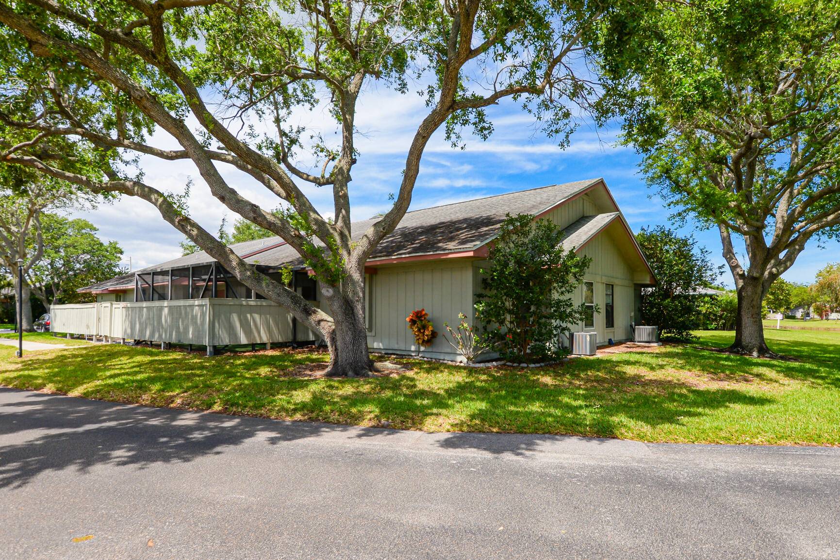 Beautiful corner villa in Cinnamon Tree, Jensen Beach.