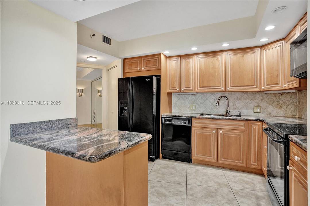 This 1, 400 sq ft 2 bed, 2 bath apt in the Hamptons West offers a rare opportunity to own in a premier resort style community in the heart of ...