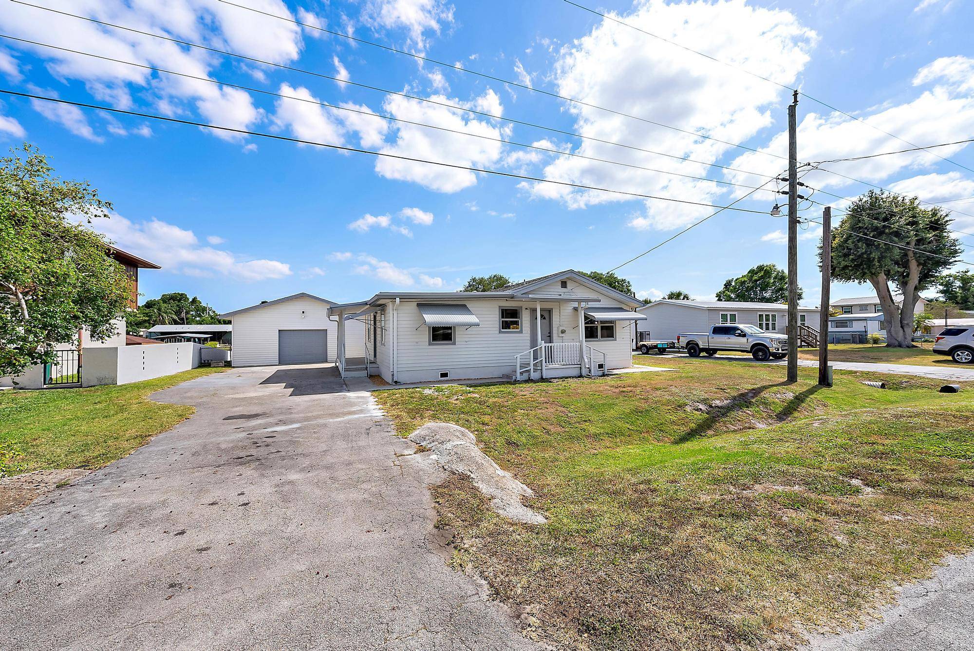 WATERFRONT HOME WITH DUAL SUITES LAKE 'O' ACCESS !