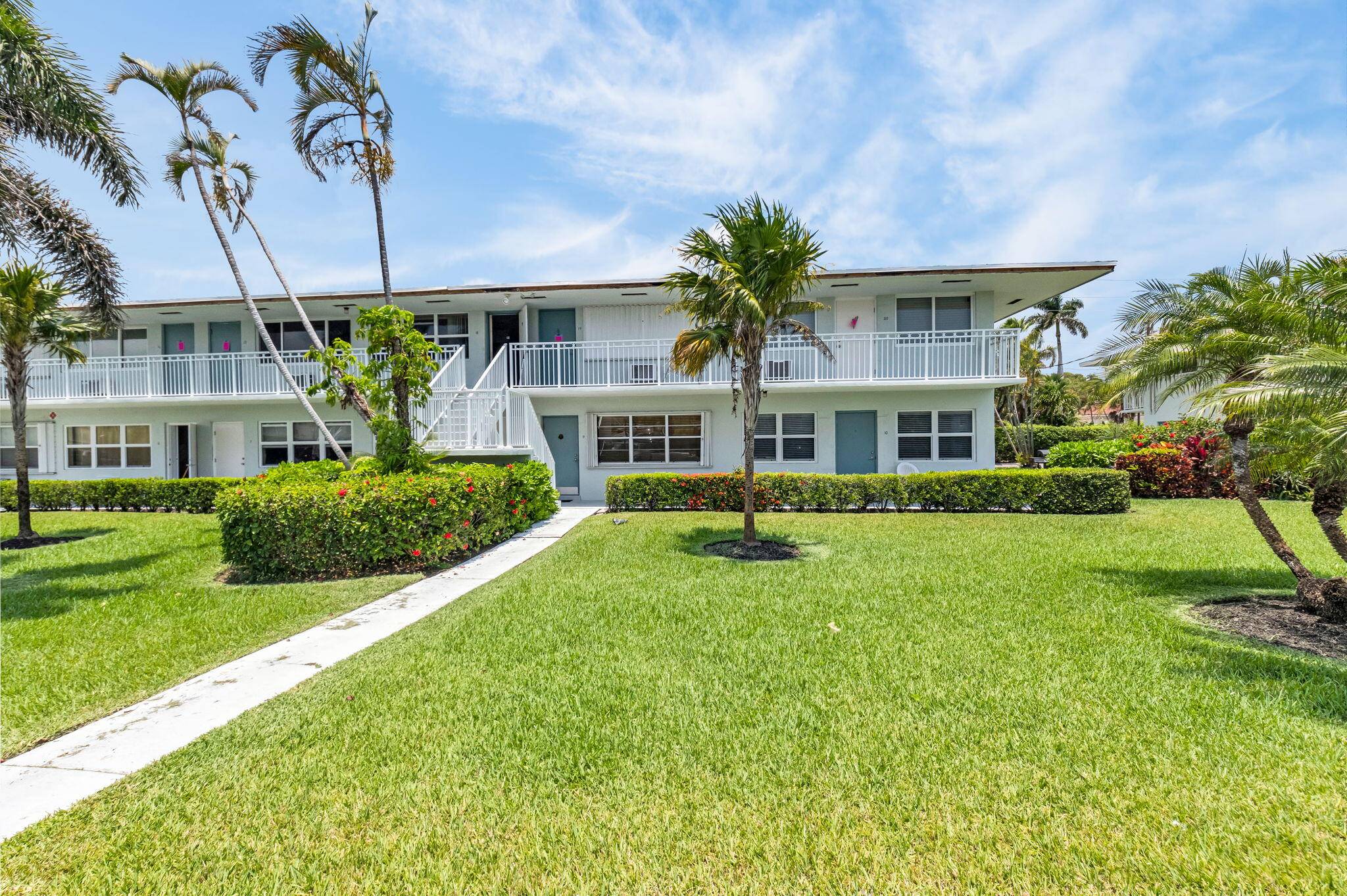 Hampshire Gardens has a heated pool, shuffleboard courts, meditation dock, fishing dock and a clubhouse ; all located on the beautiful Intracoastal Waterway.