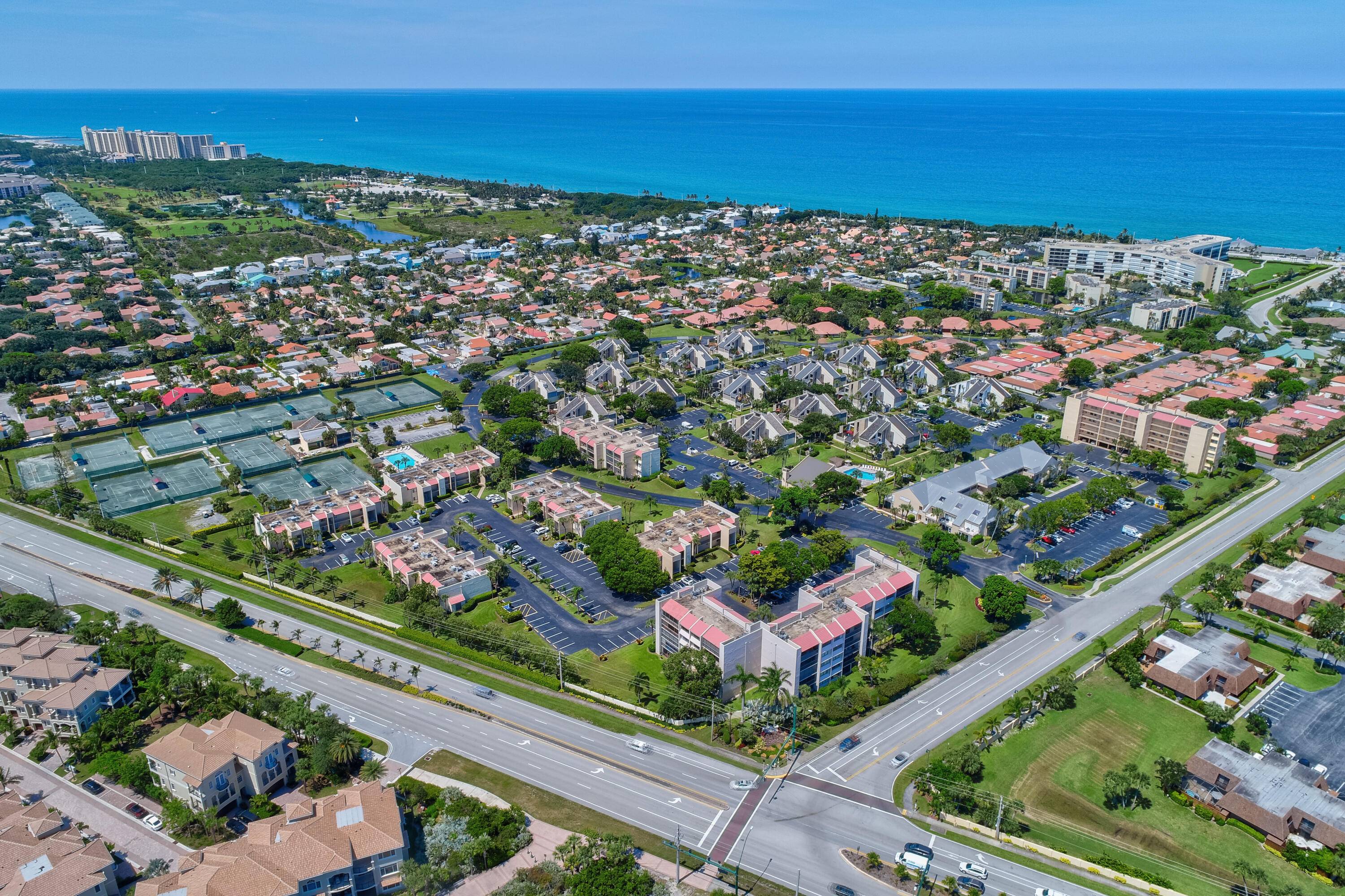 Charming 1 bed, 1. 5 bath end unit condo in Jupiter Ocean Racquet Club, recently updated and fully furnished.