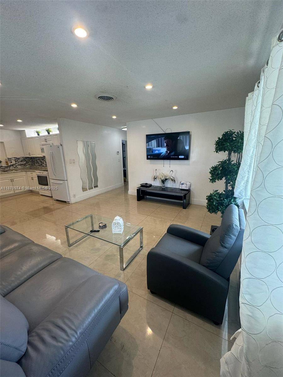 ALL AGEST COMMUNITY ! ! Beautiful single family home 2 2 open concept.
