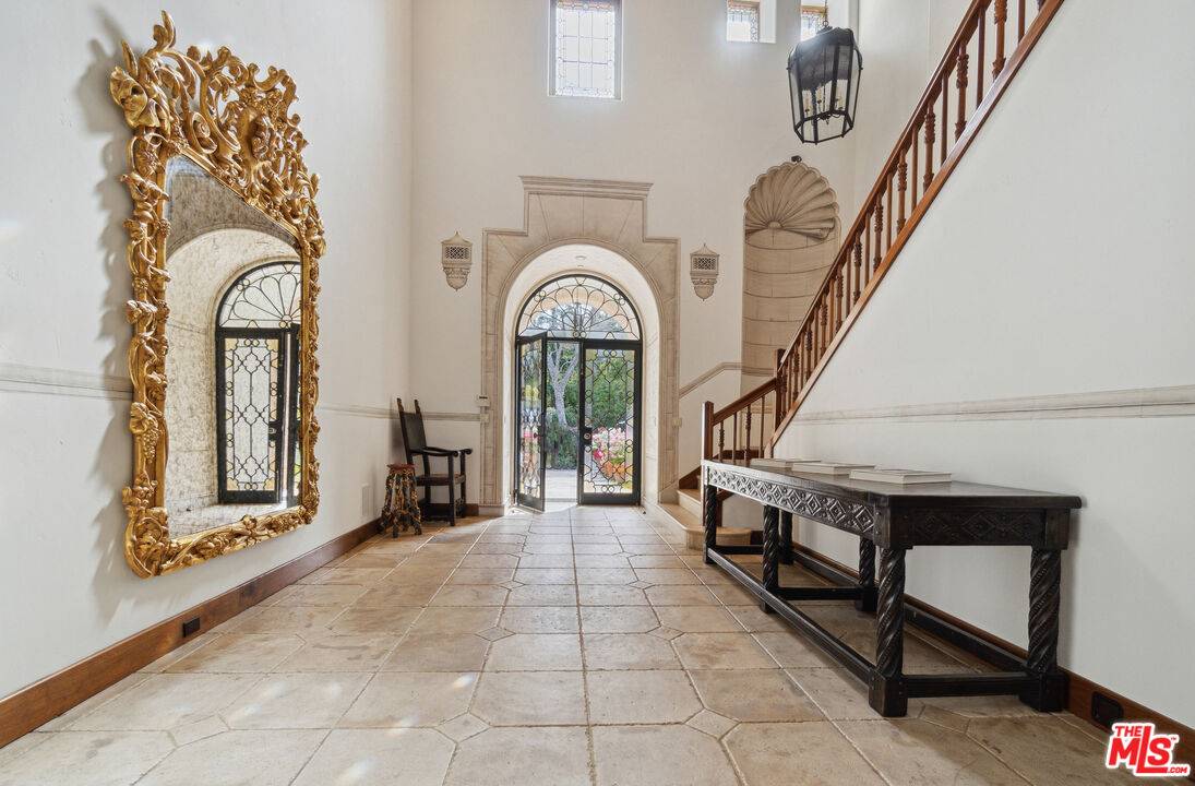 1005   Laurel Way Beverly Hills LA