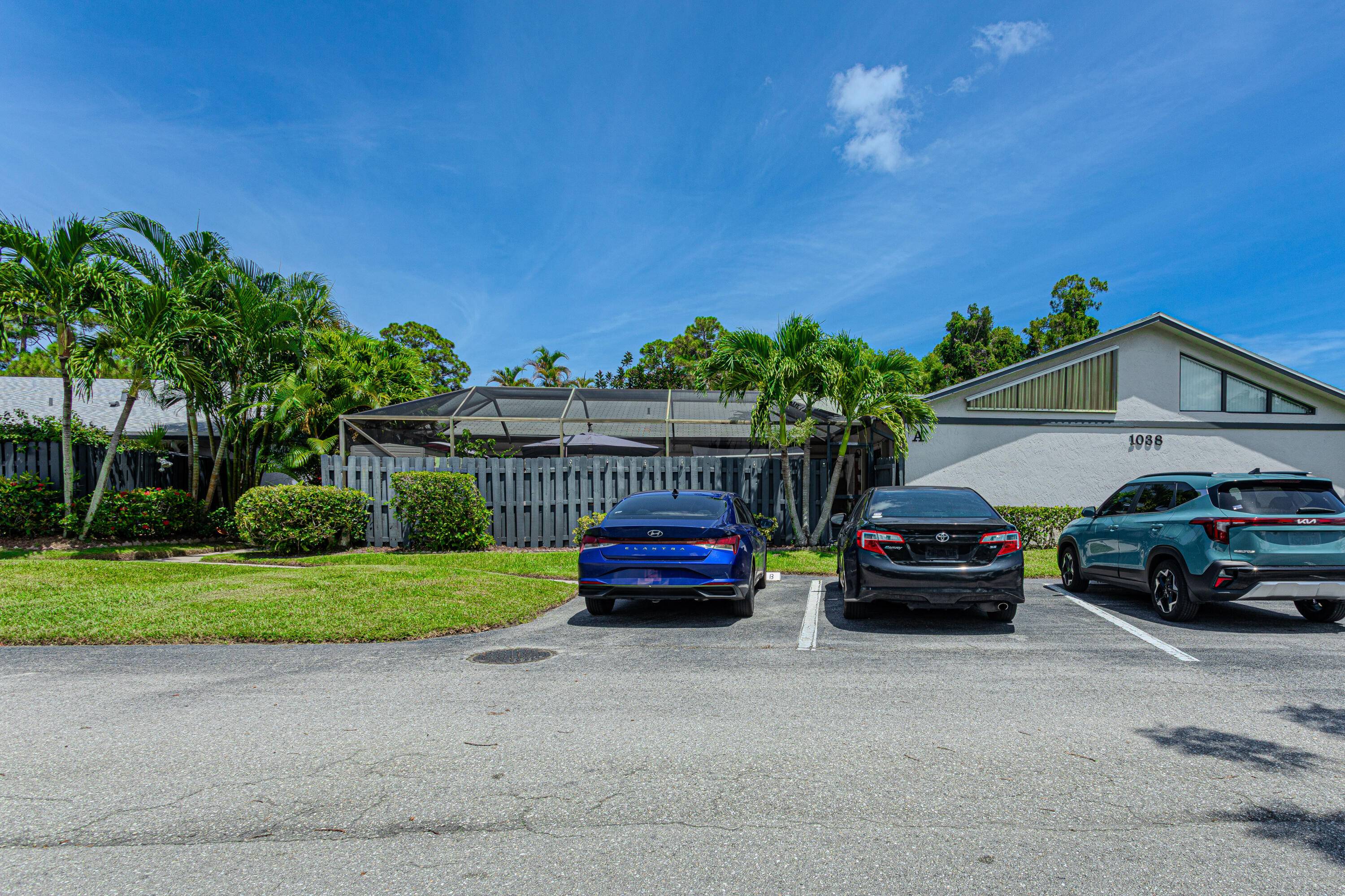 Impecable Villa located at the desirable community of Summit Pines which offers beautiful landscapes thru out this Gated community.