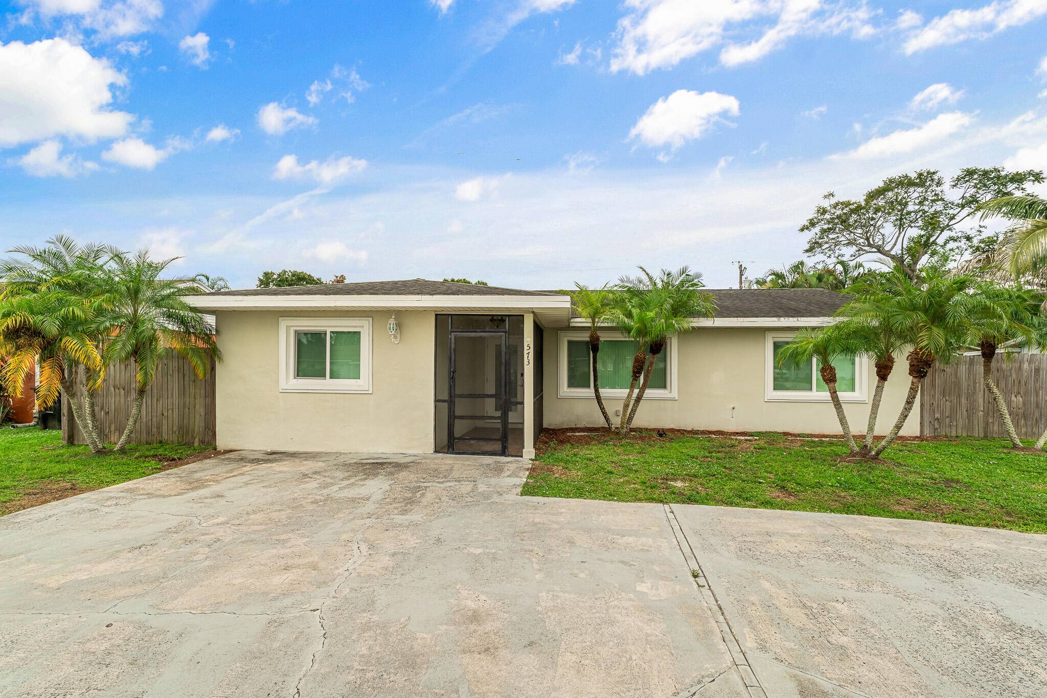 Welcome to 573 SE Floresta Drive !