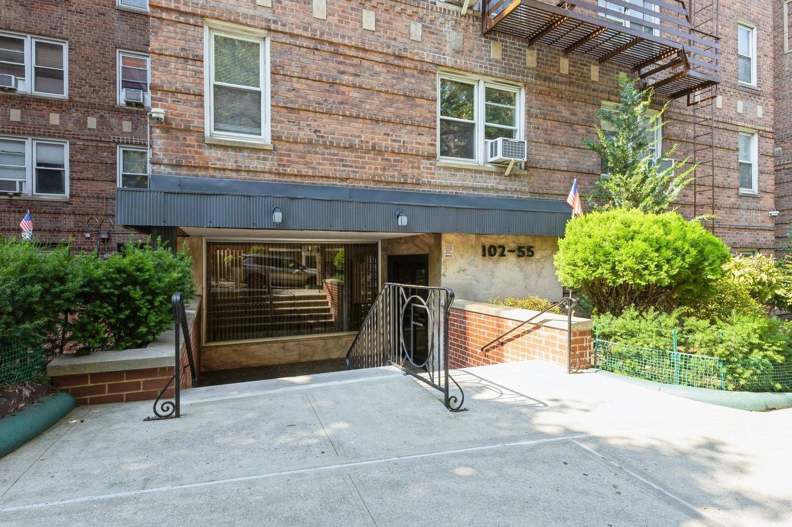 Spacious, Renovated 2 Bedroom, 2 Bathroom Co op in Prime Forest Hills Welcome to this beautifully renovated, move in ready 2 bedroom, 2 bathroom co op offering approximately 1, 150 ...