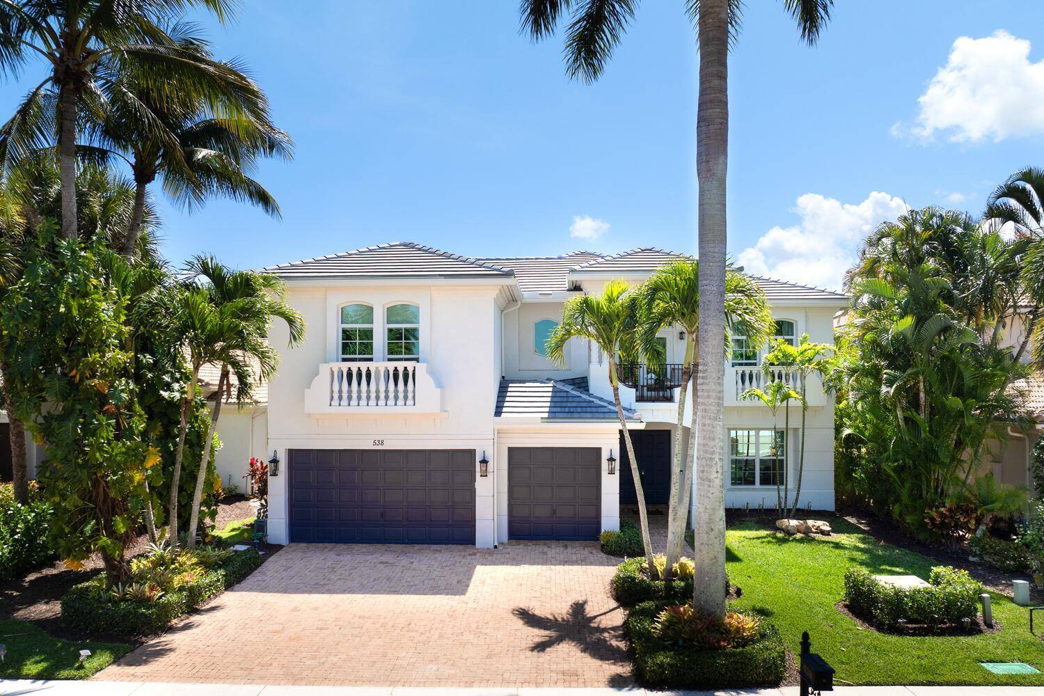 Live luxuriously on the 16th green of the Arnold Palmer Signature Course in the prestigious Frenchman's Reserve, a flagship Gold Community.
