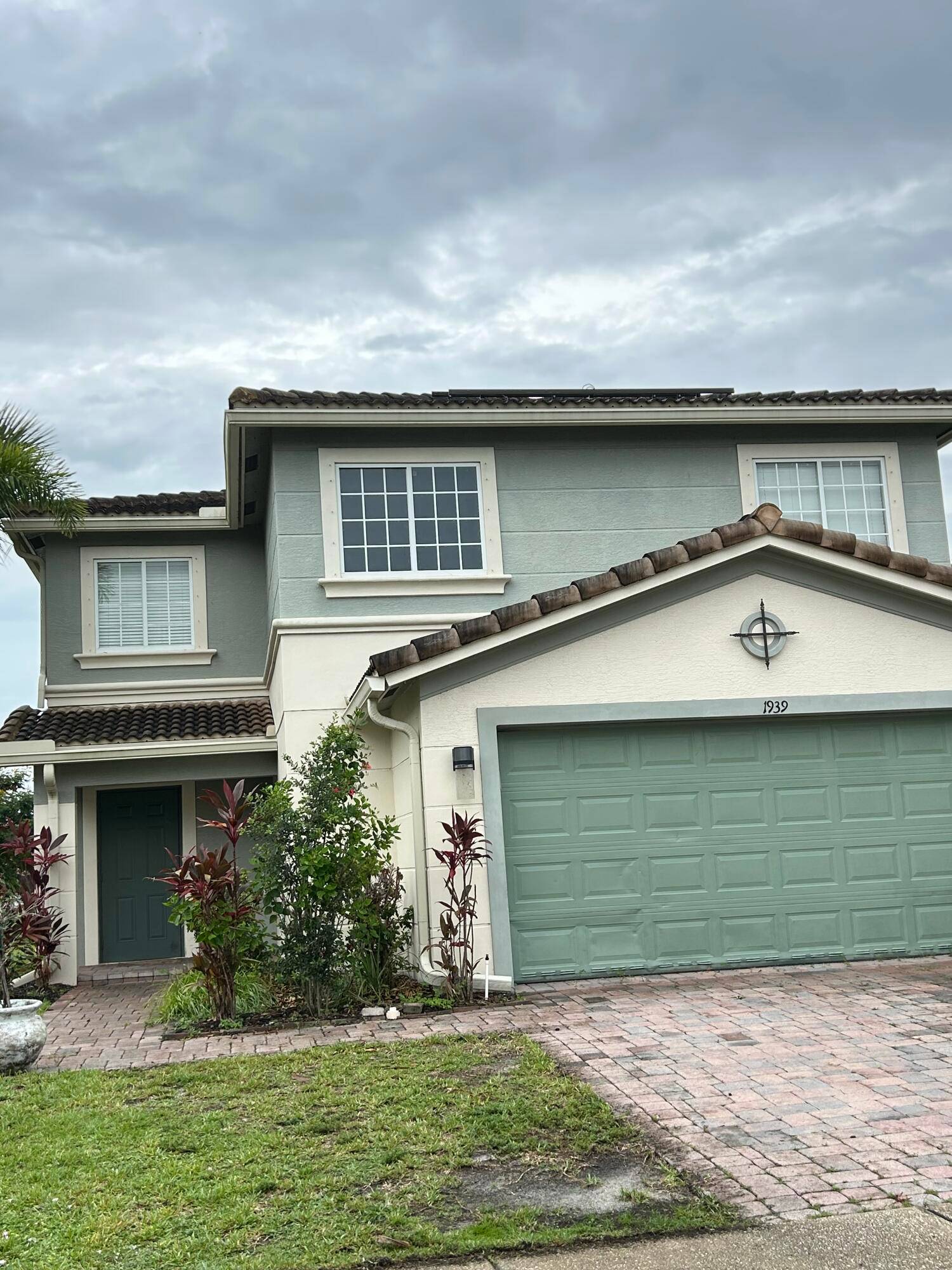 Discover this stunning 2 story single family home featuring 4 spacious bedrooms and 2.