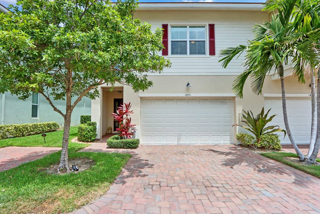 Turnkey Luxury in North Palm Beach !