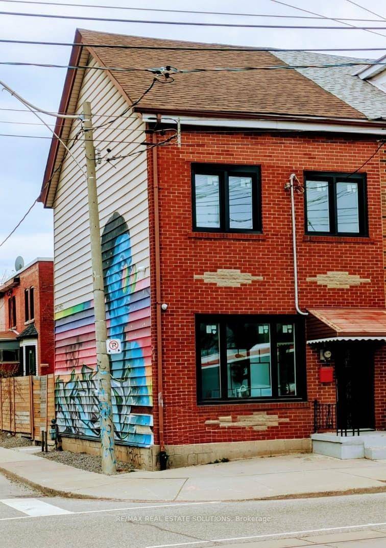 A unique opportunity to rent the entire property at 206 Bathurst St, featuring 3 bedrooms den and 2 bathrooms, available for Jan 1st occupancy in the heart of Queen West.