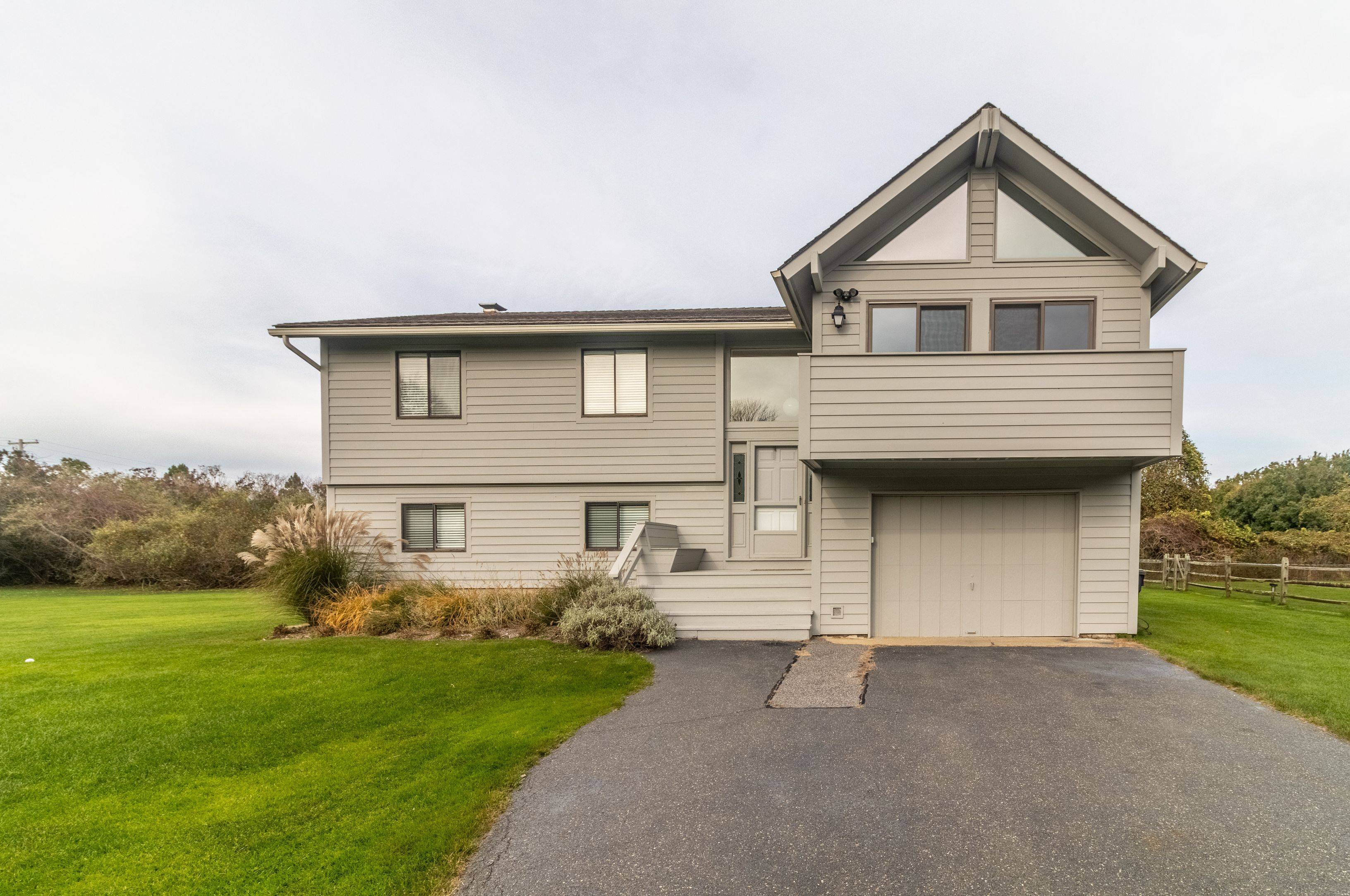 Come and enjoy your summer in a premier location, south of the highway, a stone's throw from the ocean !